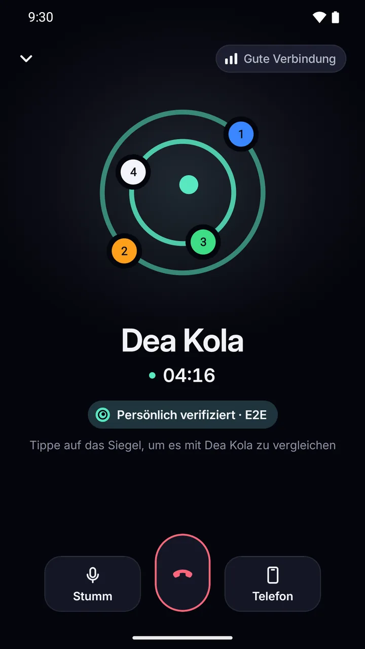 Sprachanruf mit Dea Kola: das Siegel mit vier Planeten, „Persönlich verifiziert · E2E“ und die Verbindungsqualität.