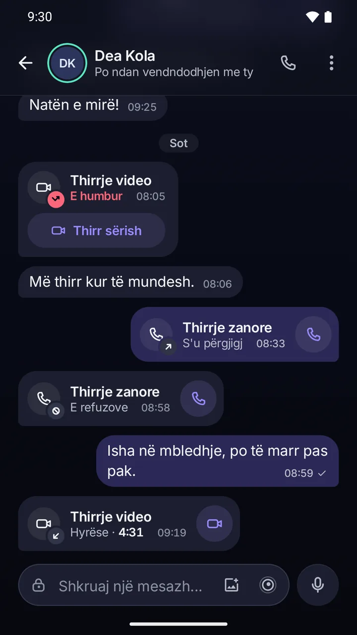 Biseda me Dea Kola: thirrjet shfaqen si rreshta në bisedë, me thirrjen e humbur dhe butonin Thirr sërish.