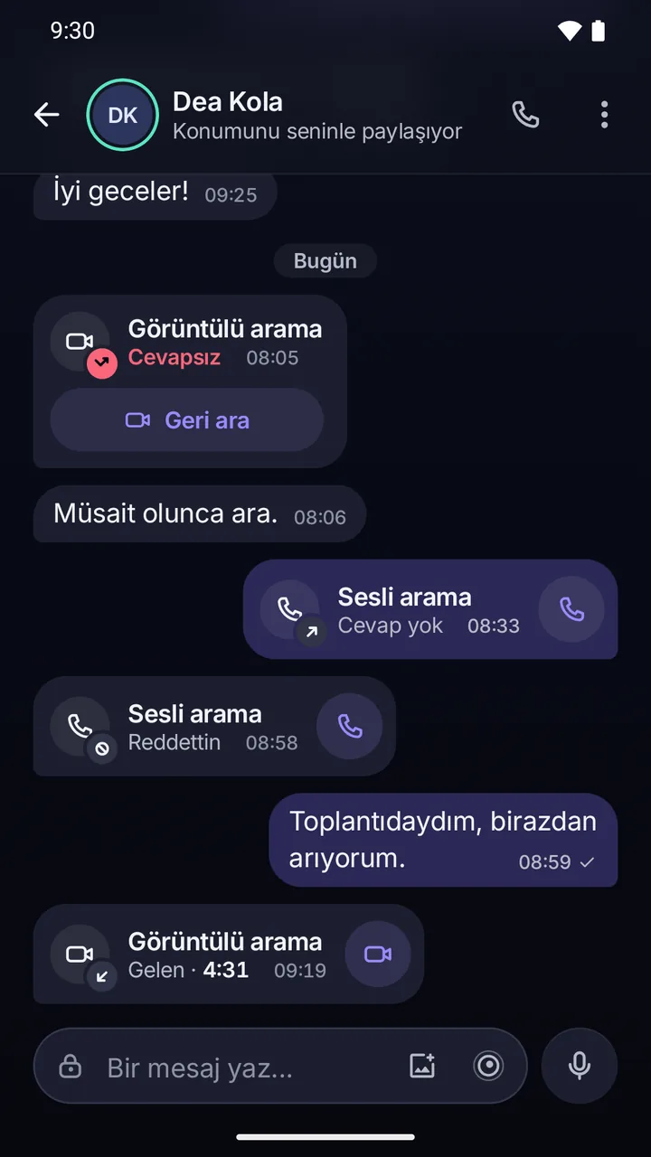 Dea Kola ile sohbet: aramalar sohbette satır olarak görünür, geri arama düğmeli cevapsız bir arama dahil.